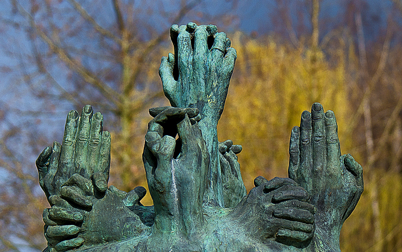 Holland 03 - 201520150404_04044296 als Smartobjekt-1 Kopie.jpg - Auf der Weiterfahrt - Eine interessante Skulptur mit betenden Händen
